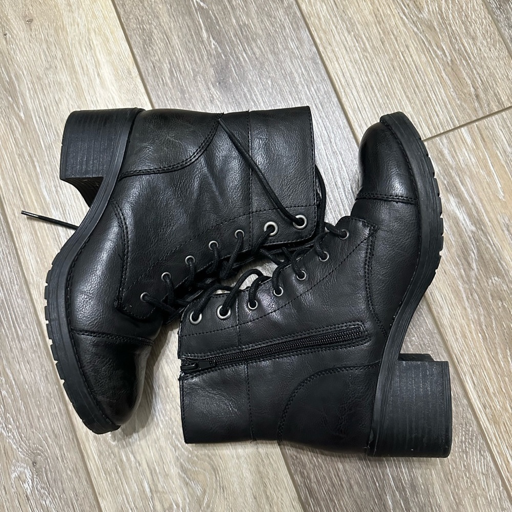 🛍️ Rampage Gently worn Black size 6M 2 inches hill zipper closure great con.